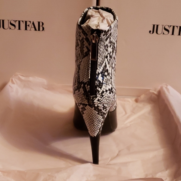 NIB  black n white heels boots sz 6 n sz 8 - Picture 3 of 4